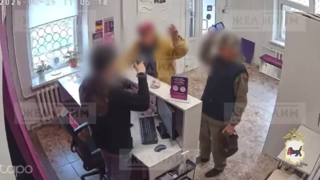 Враждующие соседи устроили погром в ПВЗ в Иркутской области, мутузя друг друга кулаками и палкой