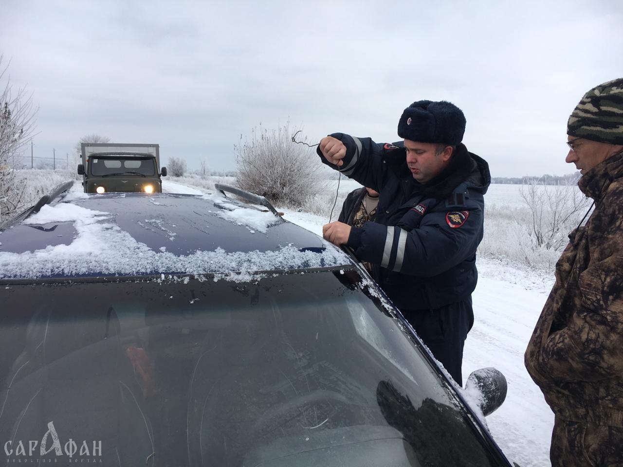 Инспекторы ДПС проволокой вскрыли чужую "десятку" в Ростовской области