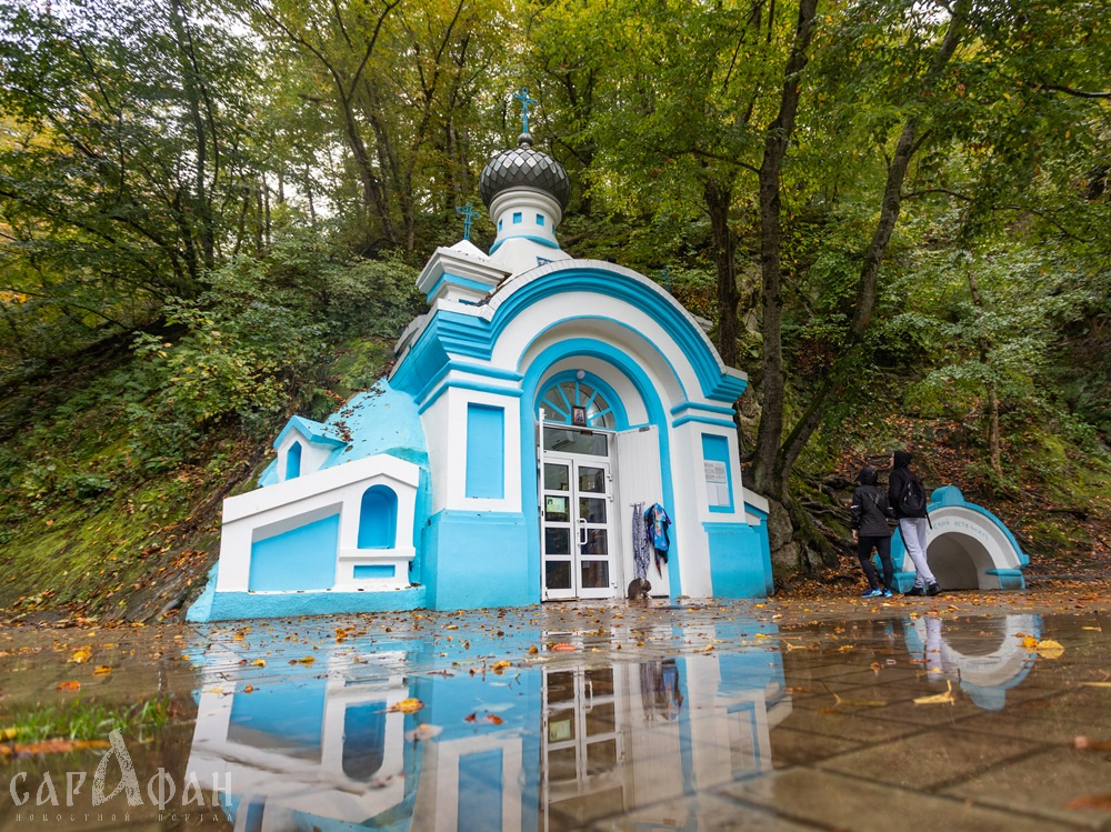 Две школьницы рухнули со скалы у часовни в Горячем Ключе