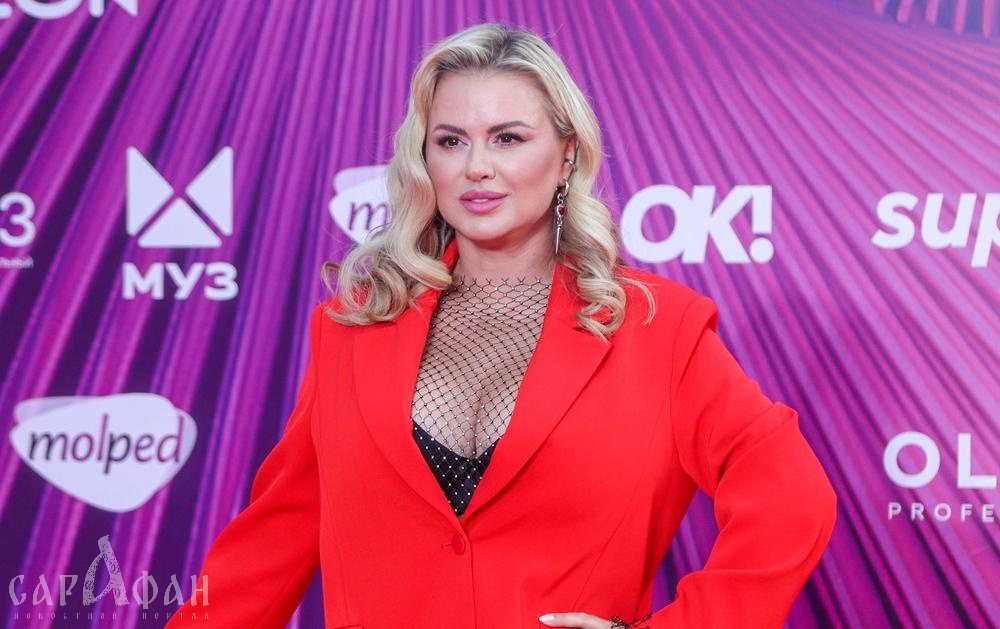 «Что же Аня умолчала, что Денис семейный?»: незнакомка обвинила Семенович в романе со своим мужем 