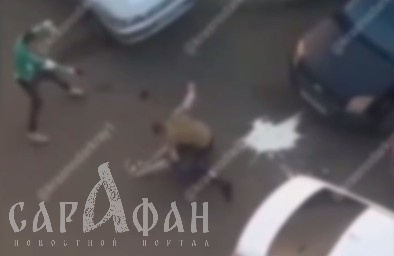 На лице – подошва, в сантиметрах от головы – белая жидкость: вечерний замес из мужских тел напугал жителей Краснодара криками и выстрелами 