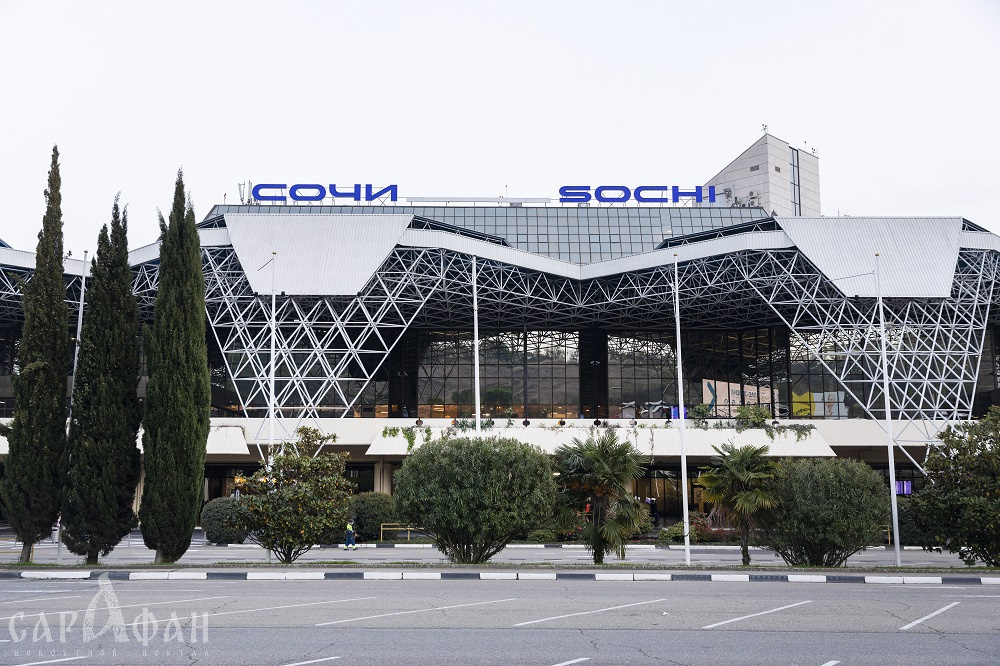 Сильный ветер: 14 самолетов не смогли приземлиться в аэропорту Сочи