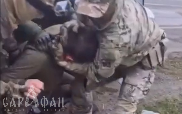 «Только не пачкайте, пожалуйста, ребят»: пляшущая под дудку ВСУ троица россиян хотела ударить по своим же военным и невинным волонтерам   
