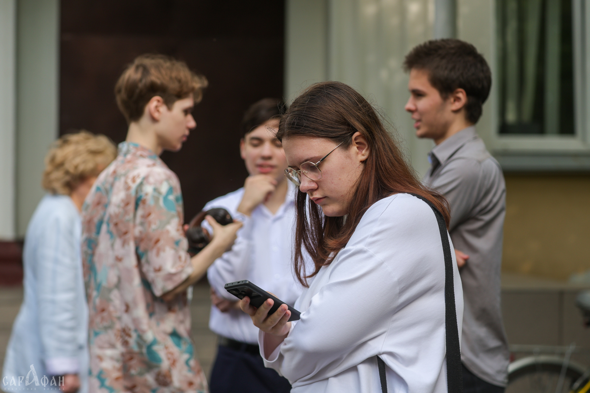 Поставила детей на колени с автоматом в руках: скандальное фото в школе Челябинской области проверяют чиновники