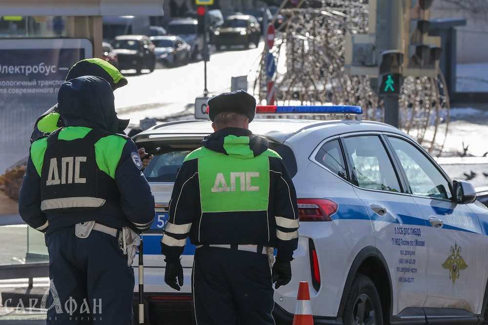 «Предложили решить вопрос за 10 тысяч»: в Горячем Ключе сотрудники ГАИ остановили волонтеров, которые перегоняли машину на СВО