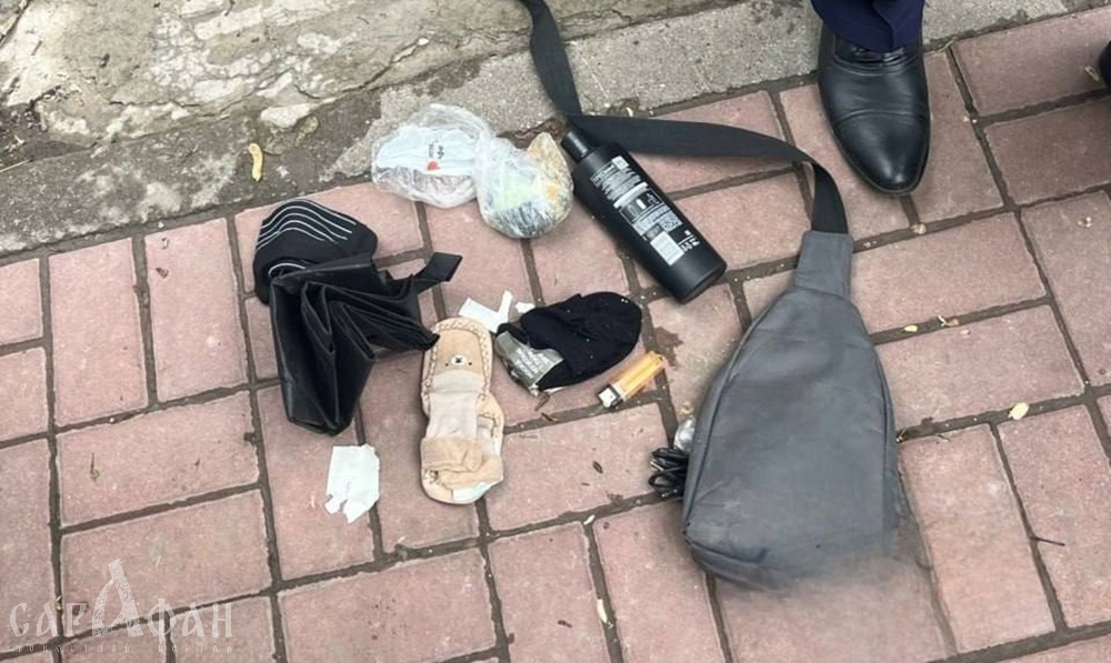 В сумке нашли вазелин и крохотные вещи: пока мужчины проходили мимо, матери бросились отбивать чужих детей от наглых мигрантов