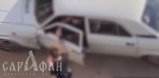 Тыкал пистолетом в подростка и выстрелил: в Краснодаре полиция устанавливает личность стрелка, попавшего на камеру