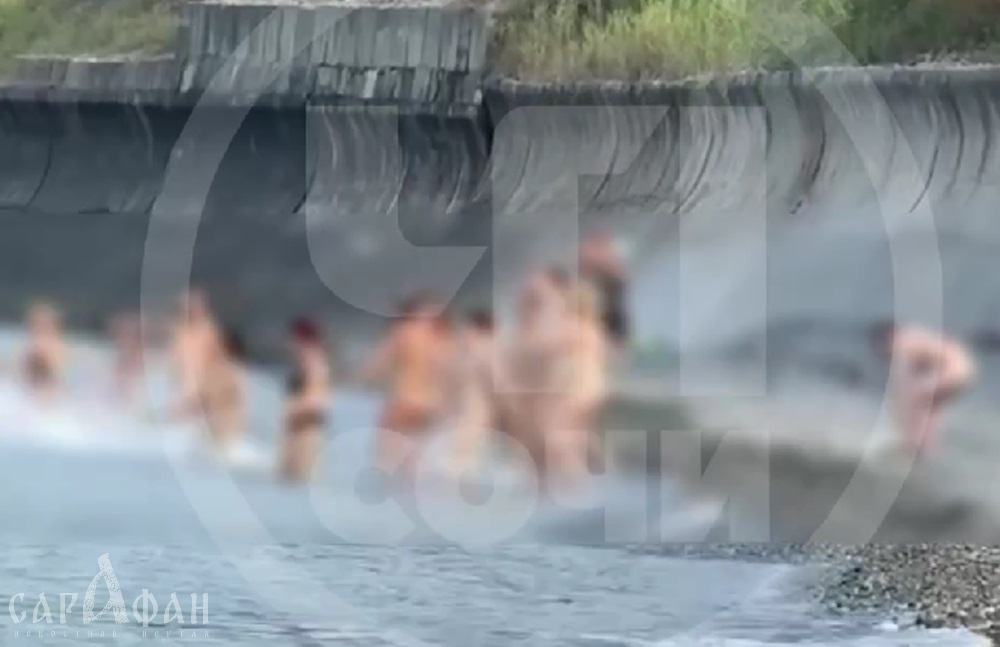 Развязная компания с детьми обнажились у всех на глазах на пляже под Сочи