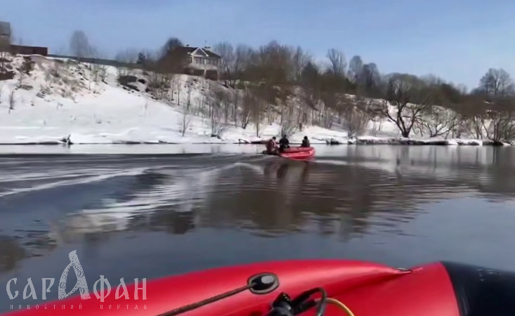 За время поисков похоронили уже двоих детей: безутешная мать пропавшей девочки отказывается идти домой и сутками оббивает пороги в поисковом штабе