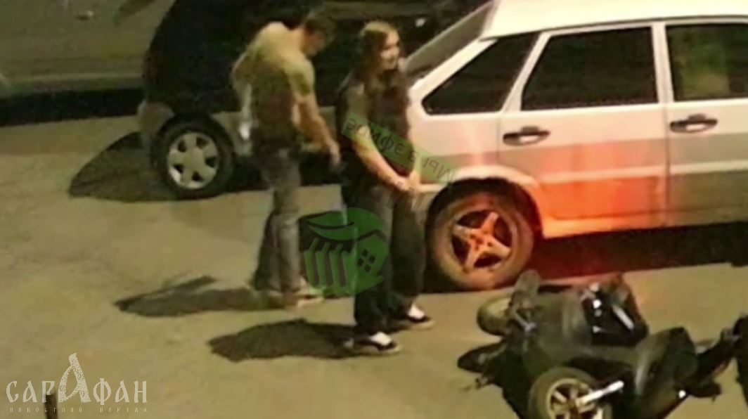 Без шлема и страха девушка зацепила авто и уложила мопед на парковке в Краснодаре
