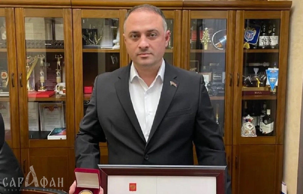 Депутата гордумы Сочи задержали за растление сына
