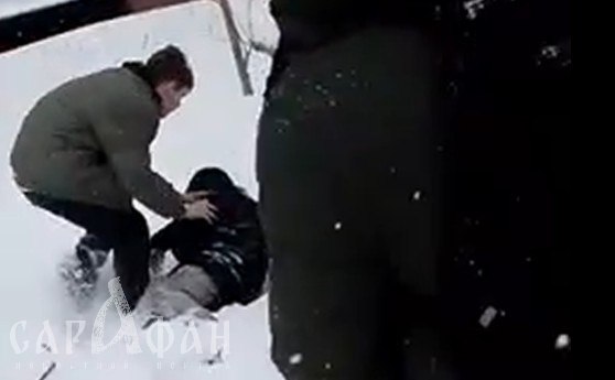 «Избивают и гнобят, снимают на видео»: обмякшего школьника унижали на снегу, обсуждая за кадром, что надо повторить 