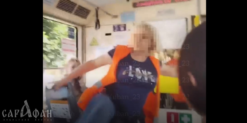 Толкнул в плечо, а она ногой в ответ: беспардонный «заяц» и бойкий кондуктор сцепились в краснодарском трамвае 