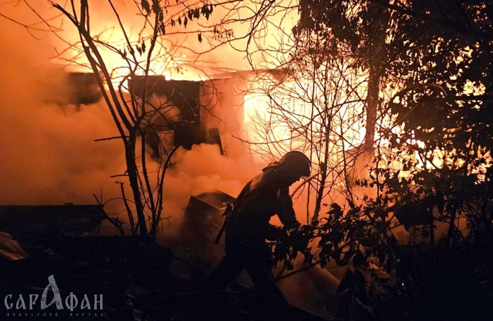 Три дома сгорело во время пожара в Дагомысе
