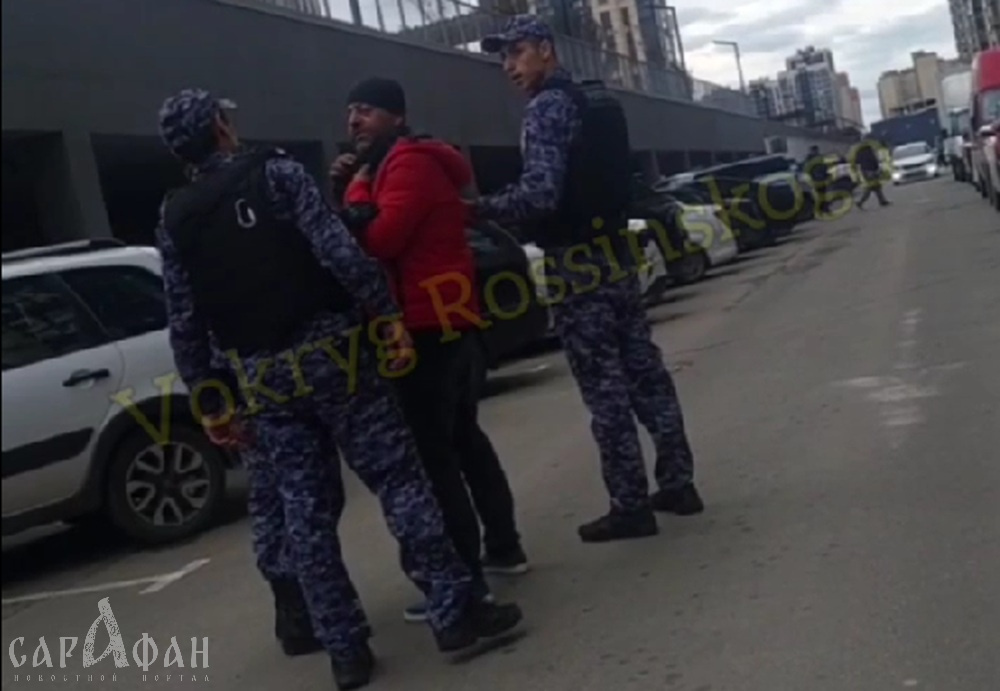 Скрутили и увезли: в Краснодаре мужчина, вертевшийся у дома в поисках школьниц, отправился на свидание со следователями в служебном «бобике»