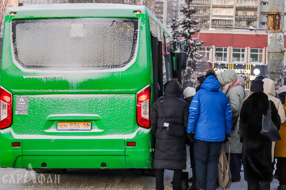 Села здоровой, «вышла» калекой: школьница решила поехать домой на автобусе, а через секунду корчилась от боли на проезжей части