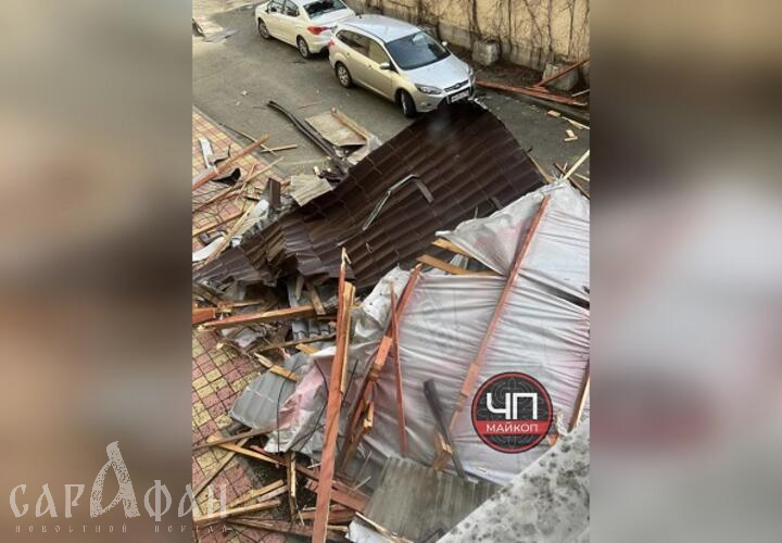 Ураган в Адыгее ломает крыши и деревья