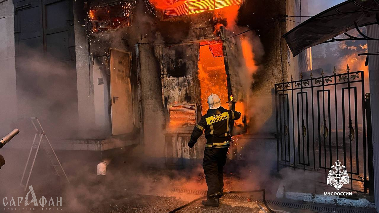 Утром в центре Краснодара горело здание театра