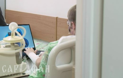 Отец 9-летнего мальчика «без лица» показал, как ребенок ест 