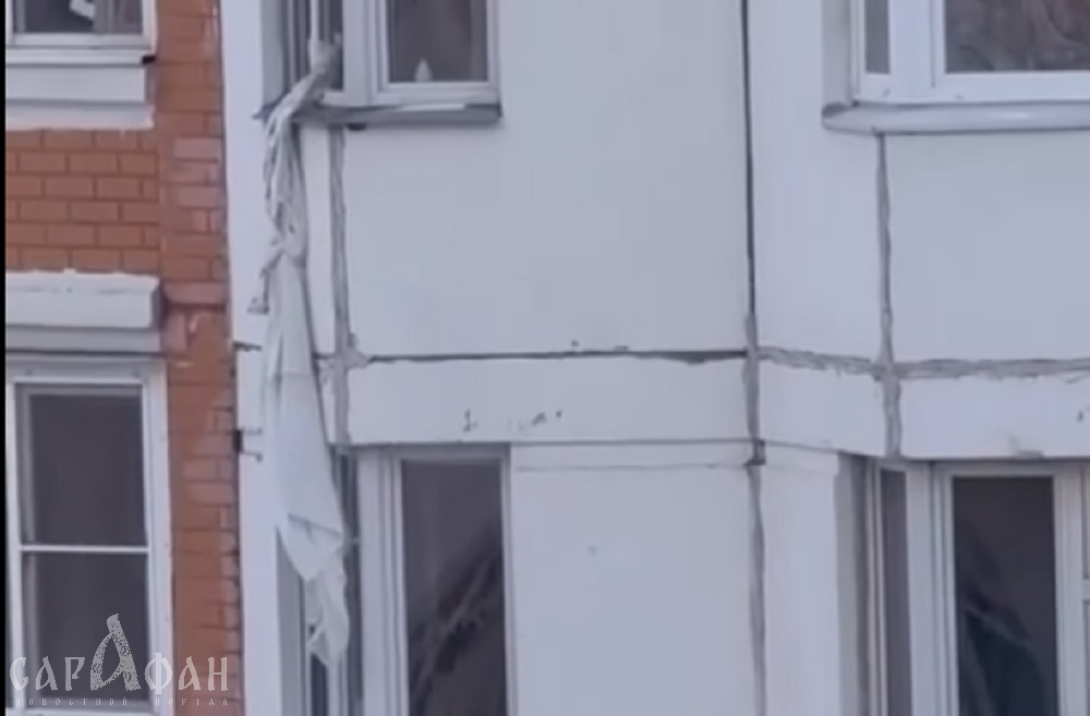 Простыни не выдержали, а соседи наконец дождались тишины: «новый россиянин» выпал с девятого этажа, пока силовики ломились в его дверь