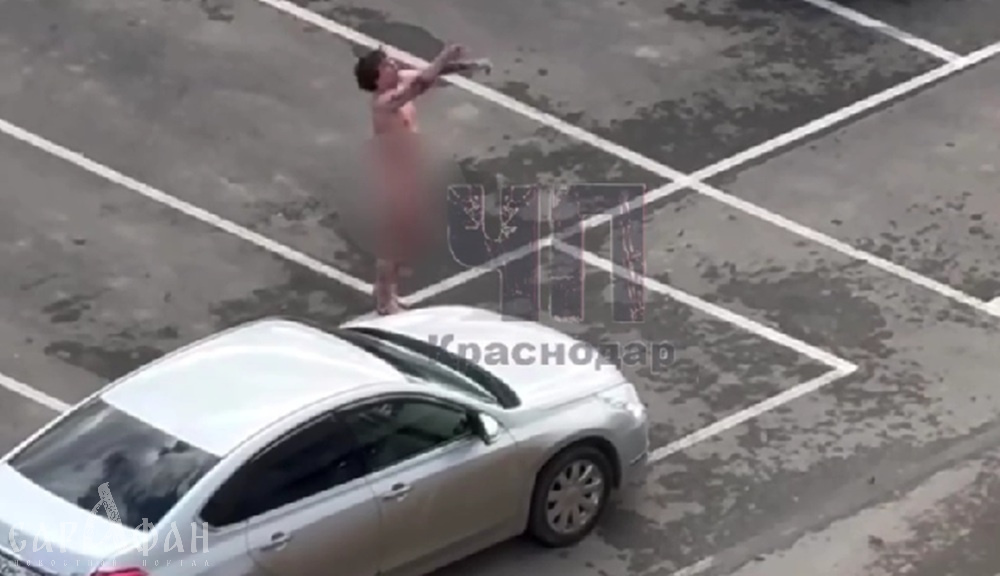 «Я делаю революцию в этой стране!»: бунтарь со спущенными шортами тряс своим «знаменем» под окнами и попал под мужиков в Краснодаре
