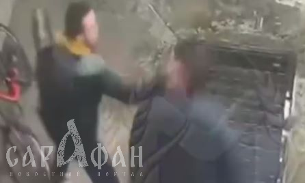 Повалил и продолжил махать ногами: за смачным плевком последовали беспощадные тумаки по скрюченному мужчине на мокром и грязном полу автомойки в Краснодаре 