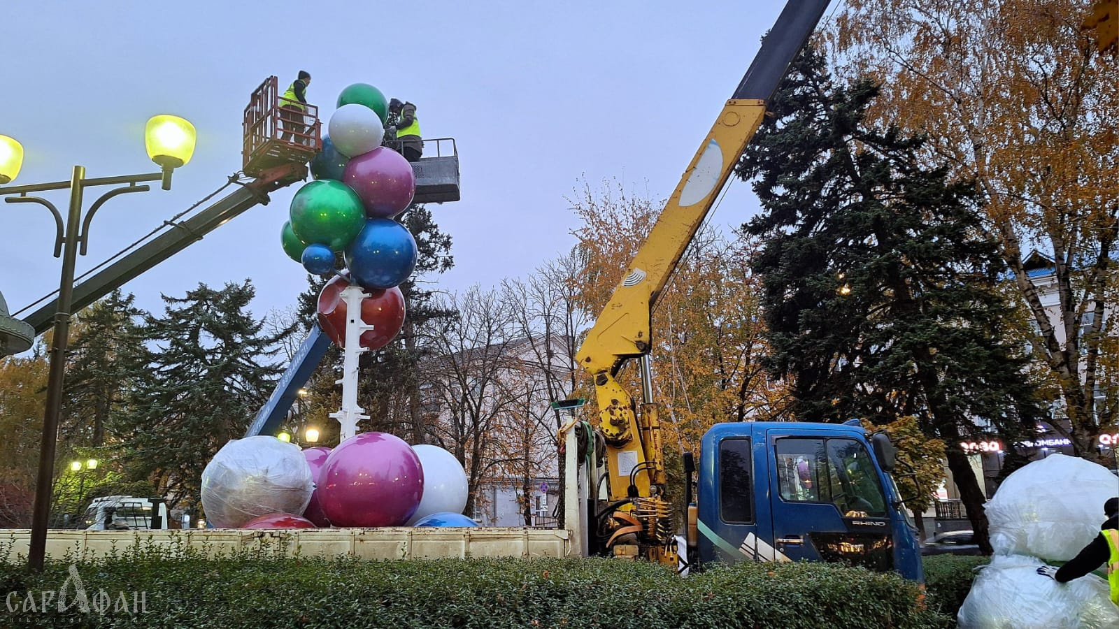 По проекту Галицкого в Краснодаре завершают оформление первой городской елки и устанавливают новую инсталляцию из шаров