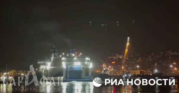 Два десятка пассажиров оказались в заложниках парома, который не может зайти в порт Сочи