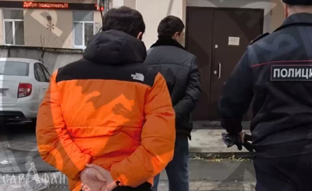 Бесцеремонно лапал: эффектная, но несовершеннолетняя блондинка заорала на весь автобус, когда загорелая рука мигранта полезла ей в штаны