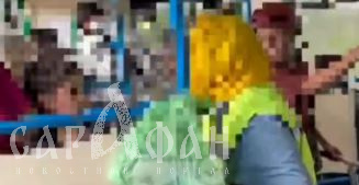 Прильнул к поручню от страха: агрессивный кондуктор в желтом платке влепила беззащитному ребенку на глазах у пассажиров