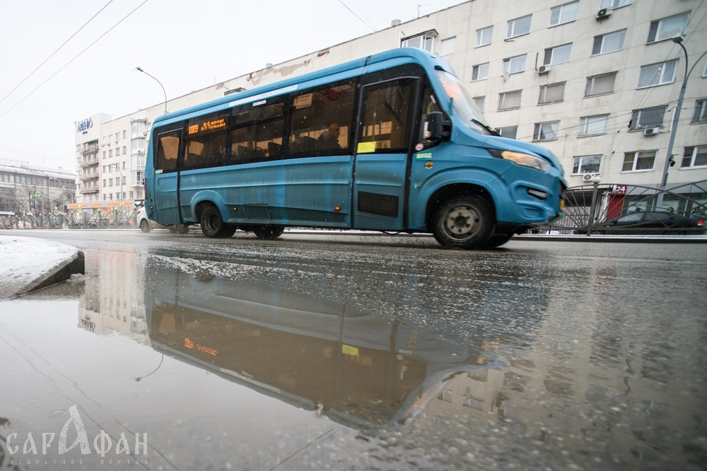 «Открыл дверь на ходу и начал тормозить»: пассажирка вылетела из краснодарской маршрутки, а водитель просто поехал дальше