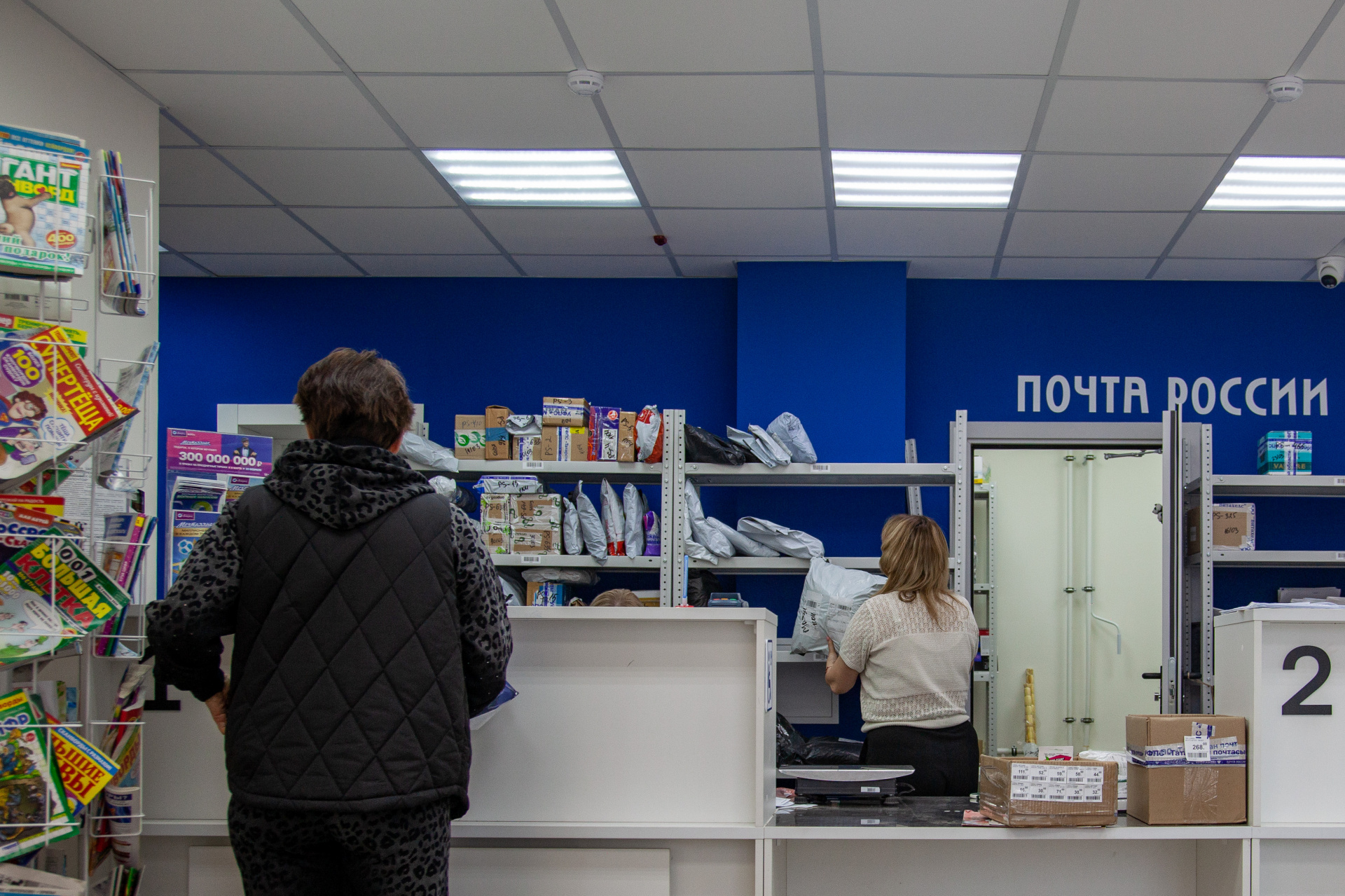 Сидя в кресле руководителя волгоградской почты, женщина испортила почти тысячу лотерейных билетов с продажных полок в надежде сорвать джекпот