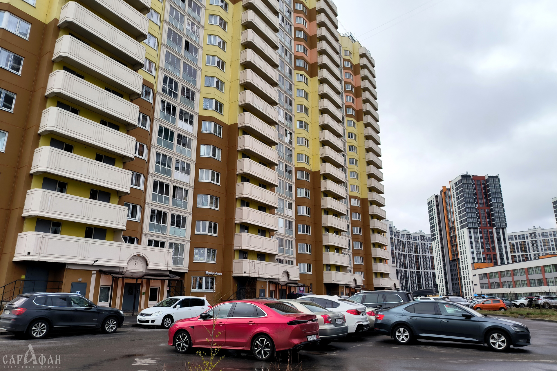 Два удара – в «солнышко», а третий – с ноги: отец с сыном устроили самосуд школьнику на парковке и продолжают ему угрожать  