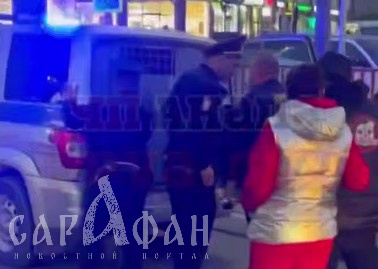 «Заталкивают как свинью просто»: неуемного агрессора скрутили и силой запихнули в автозаг на глазах у зевающей толпы в центре Анапы