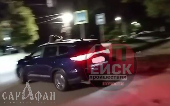 По пояс – в чем мать родила, и поют гимн России: в Ейске девушки вылезли в люк авто и вели себя непристойно