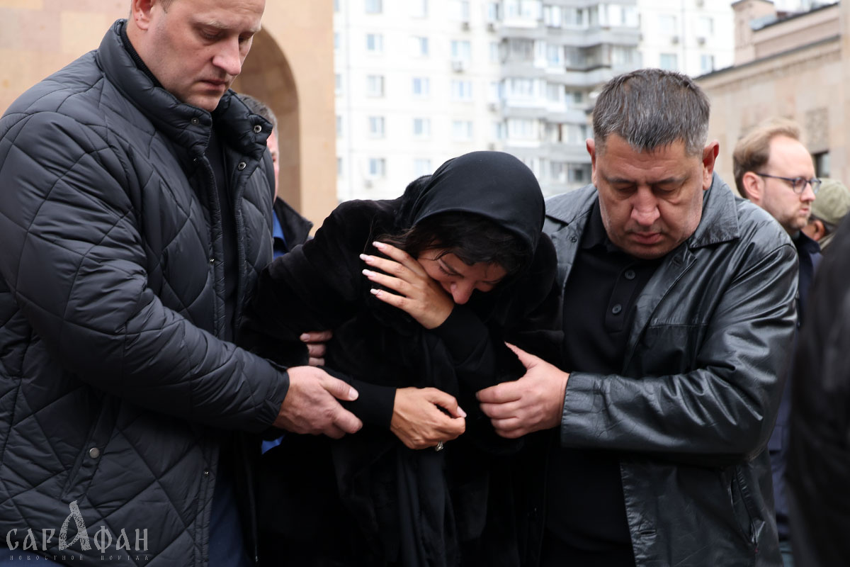 «Вот ушел человек-праздник»: в Москве простились с кинорежиссером, теле- и радиоведущим Тиграном Кеосаяном