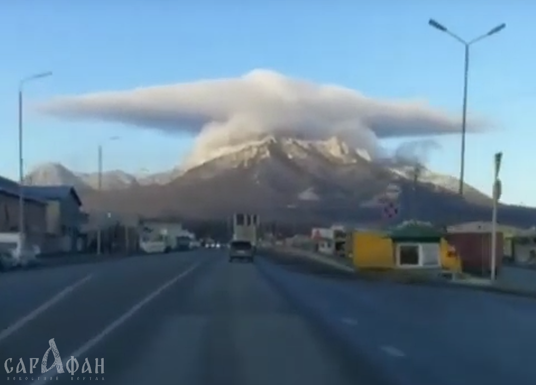 Облако в виде гигантской шляпы на горе Бештау попало на видео