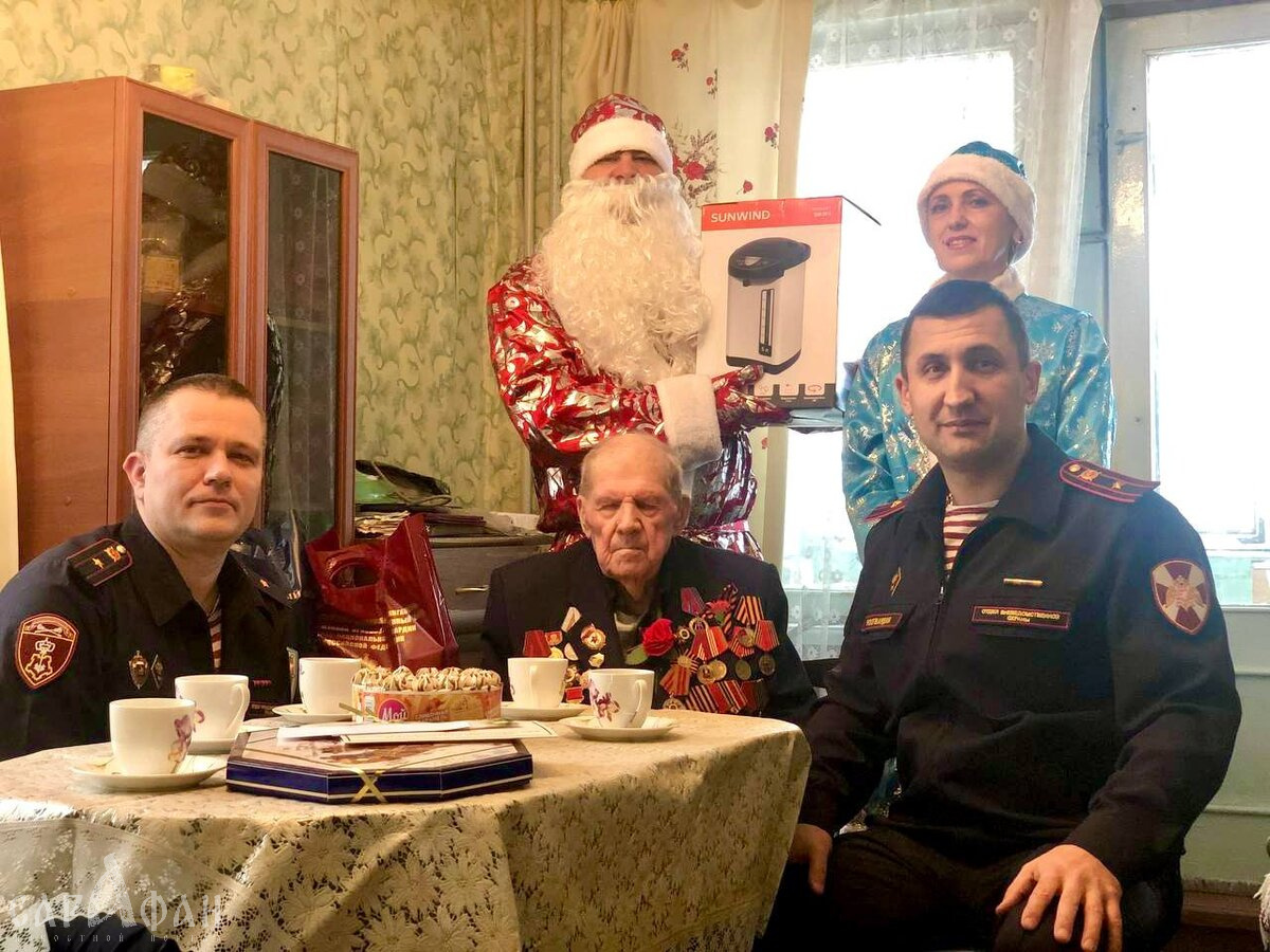 В Волгограде росгвардейцы поздравили с Новым годом 96-летнего ветерана