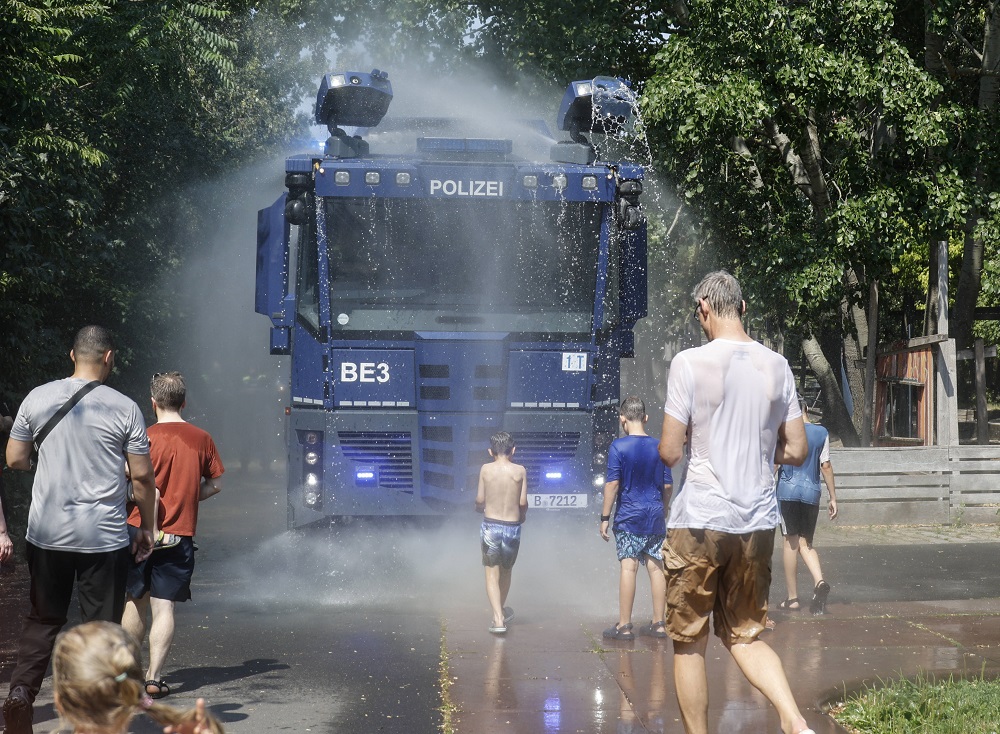 «Боюсь, что кто-то вытащит из рук»: пока удравший в Германию краснодарский блогер вырывает с боем последний вентилятор, менее удачливые немцы плавятся от жары в переполненных моргах