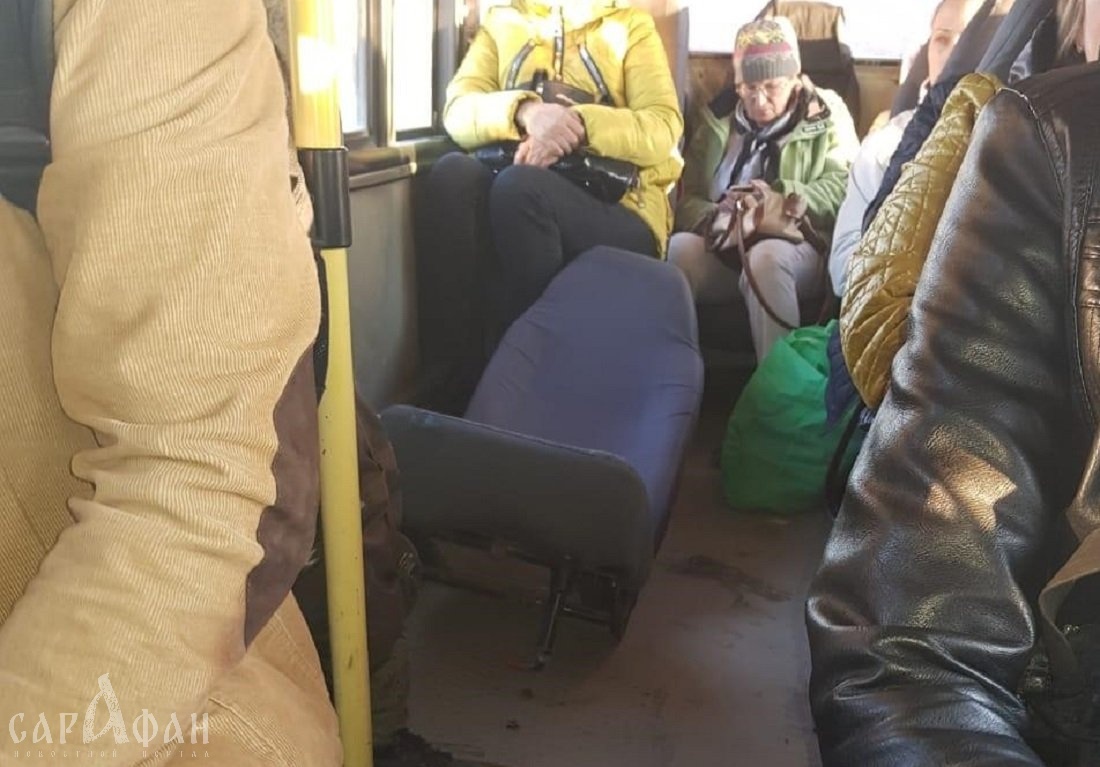 Автобус с почти отвалившимся креслом возит пассажиров в Ростове