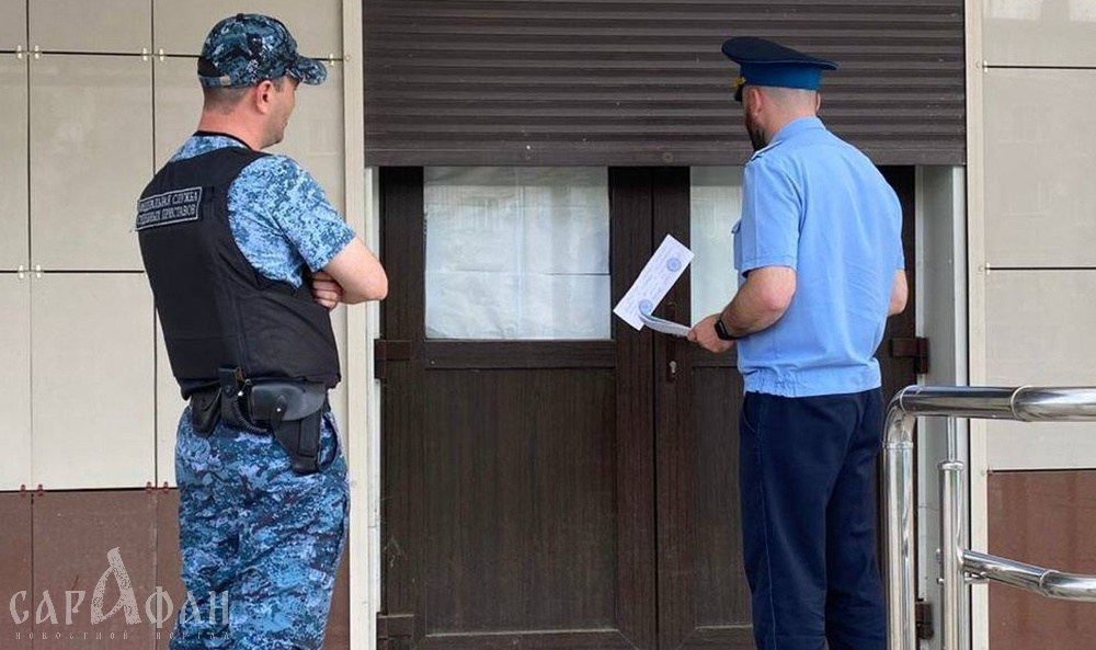 В адыгейском кафе сотрудники без медкнижек готовили блюда, щедро «приправленные» грязью, плесенью и гепатитом
