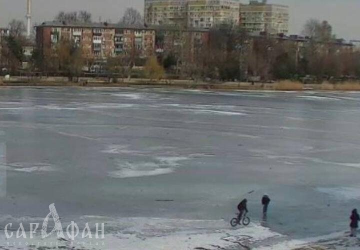 Опасные игры со льдом: ребенок катался на велосипеде по замерзшему озеру на Кубани