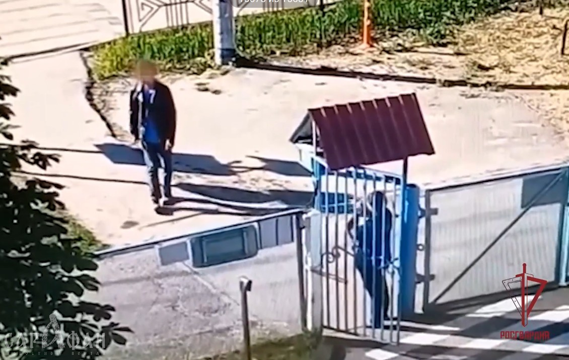 «Ненормальный, видимо, какой-то. Кидался на детей»: размахивая руками, агрессивный неадекват хотел проникнуть в детский сад, потому что «сам еще ребенок»
