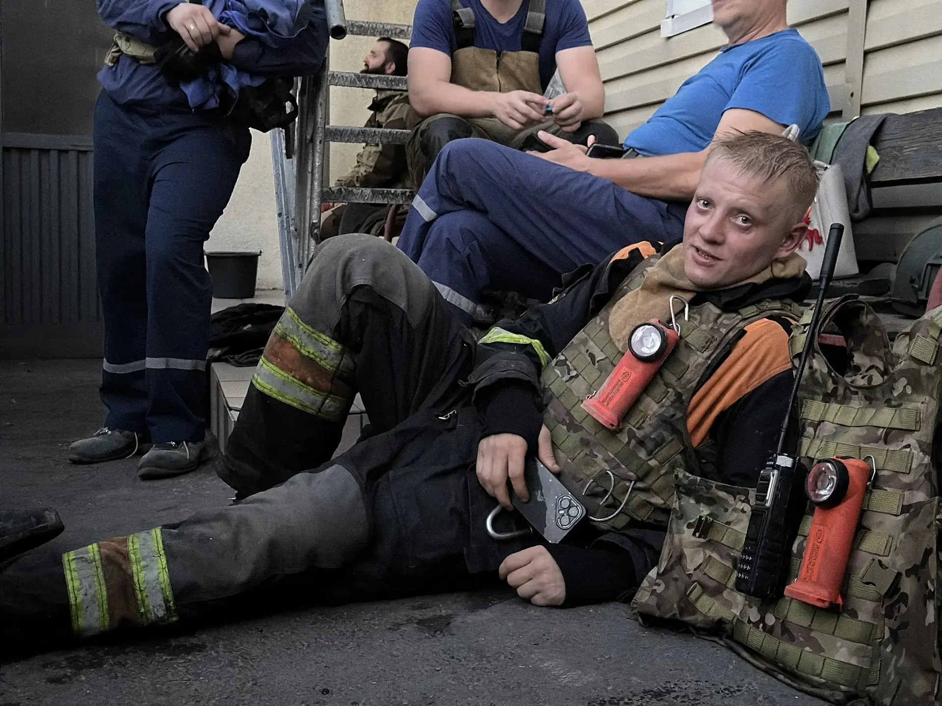 «Они работали под прилетами… Низкий вам поклон, пацаны!»: спасатели шли в огонь и вытягивали людей из лап смерти всю ночь в Новороссийске  
