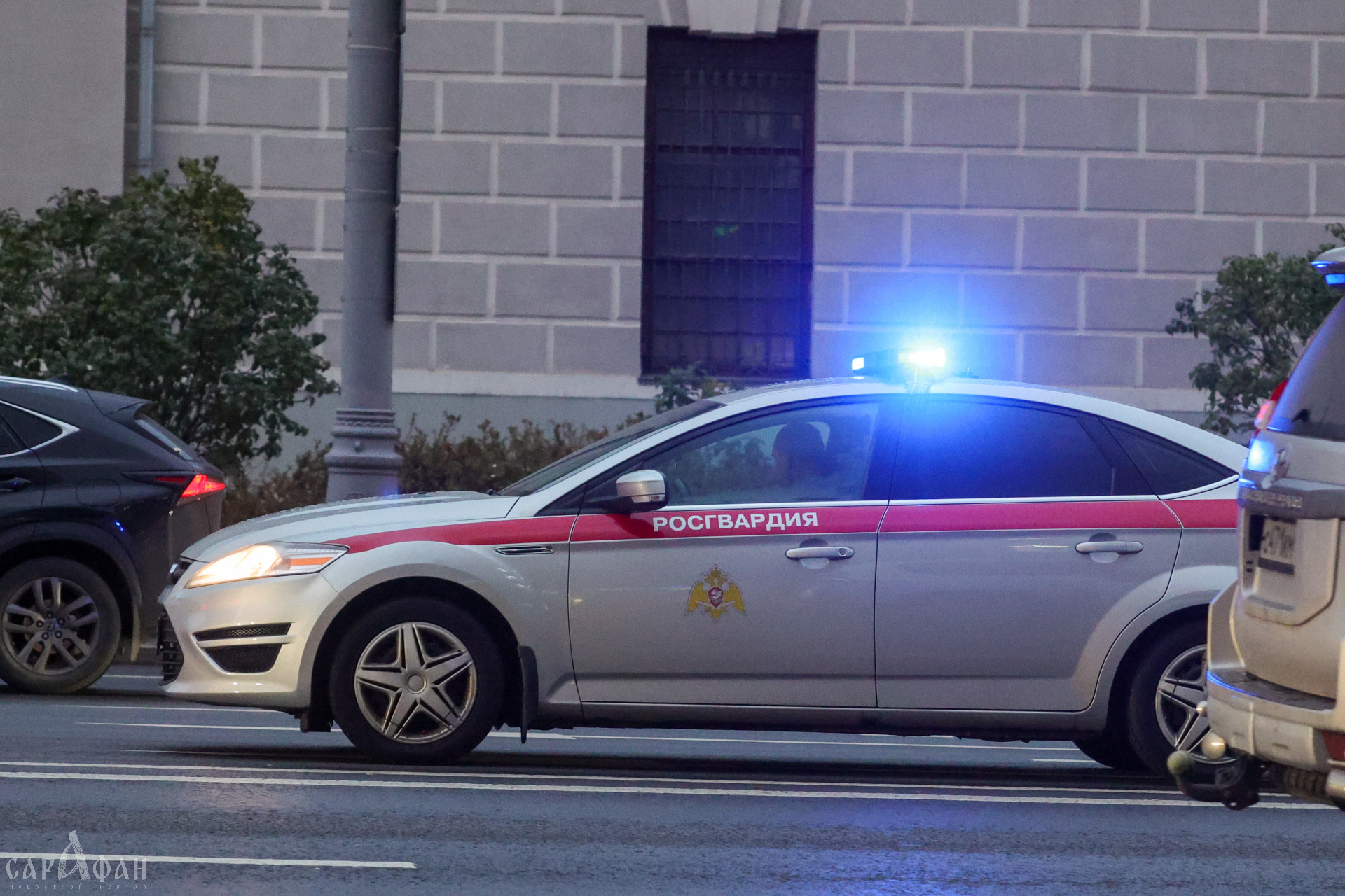 Двери номеров сотрясали мощные удары: постояльцы отеля провели беспокойную ночь в Сочи, а сотрудникам пришлось жать «тревожную кнопку», чтобы усмирить буяна