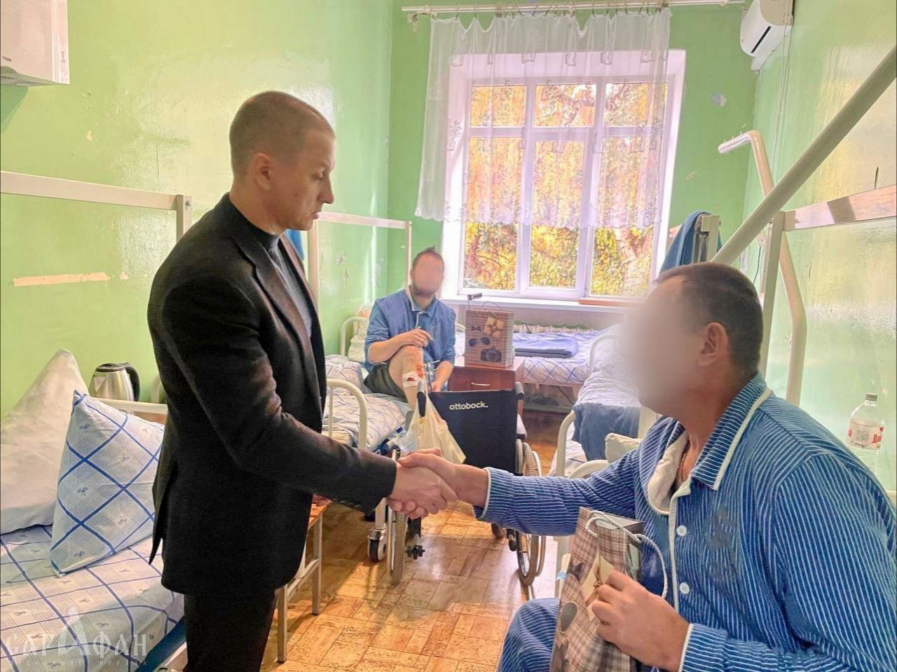 Раненых бойцов СВО в краснодарском военном госпитале навестил депутат Андрей Анашкин 