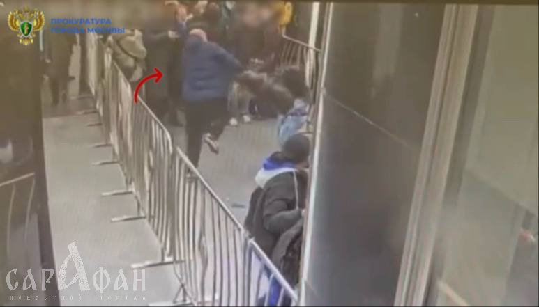Таскал за грудки по подземелью и бил бутылкой: тучный приезжий напал на подростка в окружении сотен пар глаз спешащих прохожих 