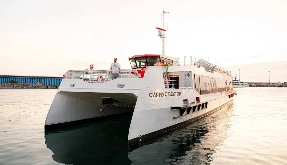 Две сотни пассажиров вместит скоростное судно с панорамным салоном и откроет морской маршрут в Сочи