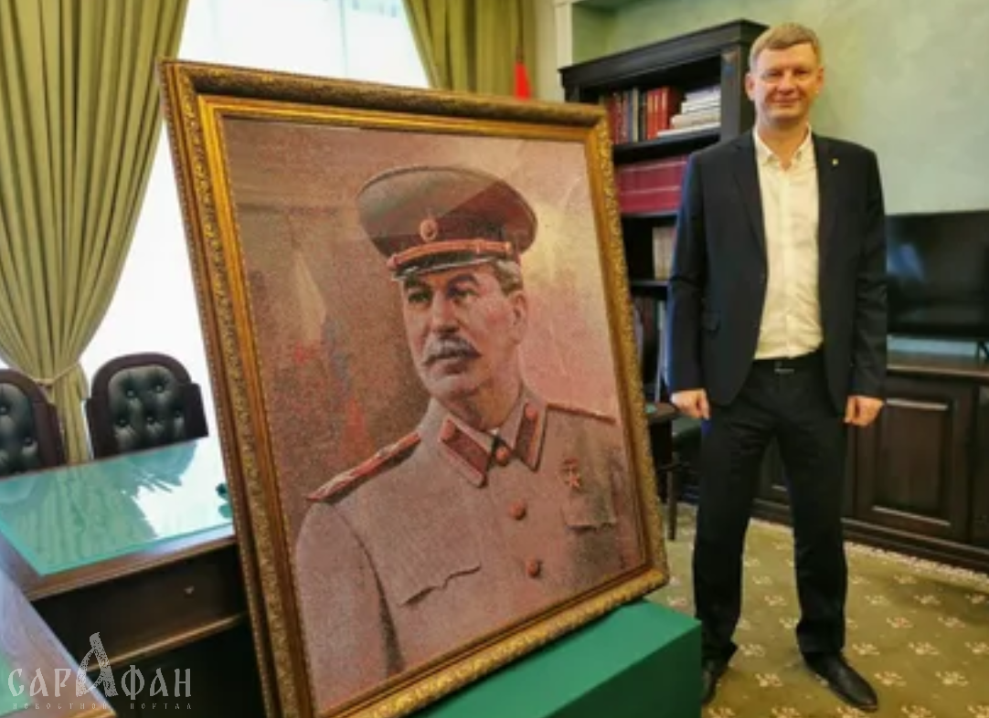 Волгоградец передал в музей портрет Сталина из бисера