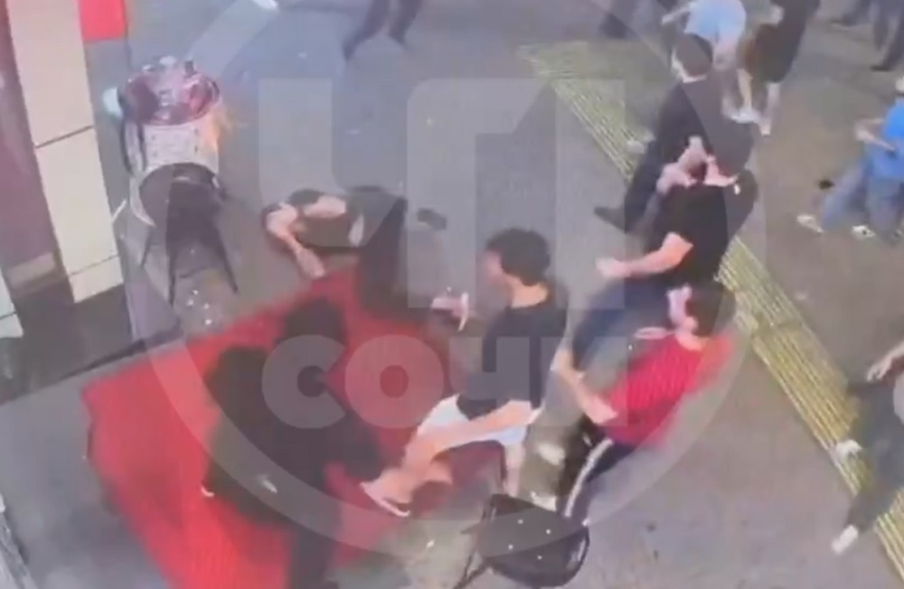 Стулом по хребту, вывеской – в голову: толпа возле ночного бара калечила друг друга с животной яростью под истошный лай собак и вспышки туристов в Сочи